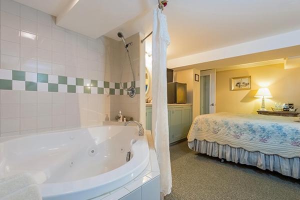 Kingsley House Bed & Breakfast - Full Home Fennville Екстер'єр фото